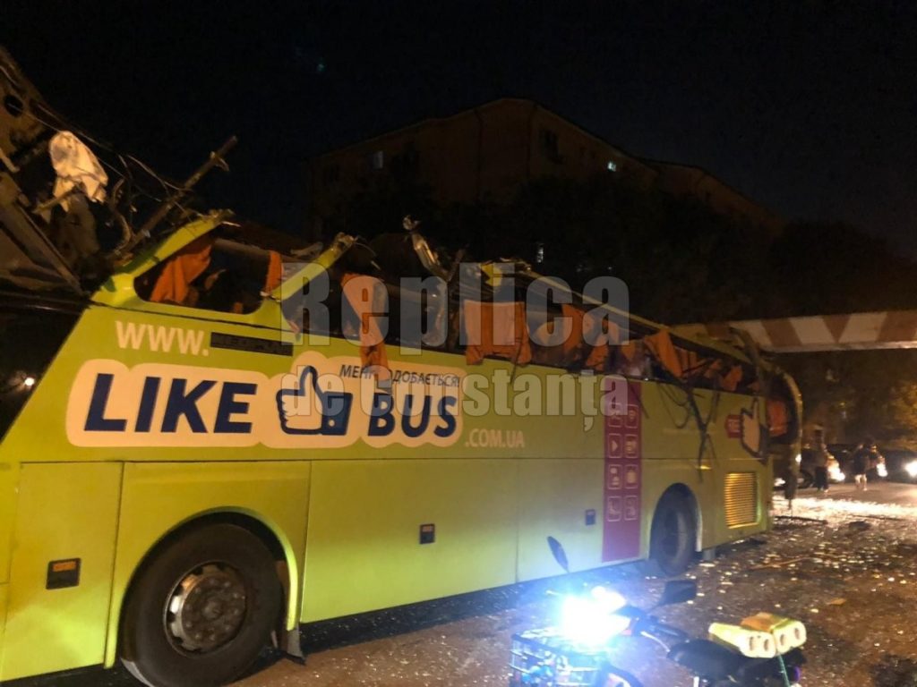 В Румунії автобус с українцями потрапив в ДТП - обмежувачем висоту йому знесло дах (ФОТО) 1