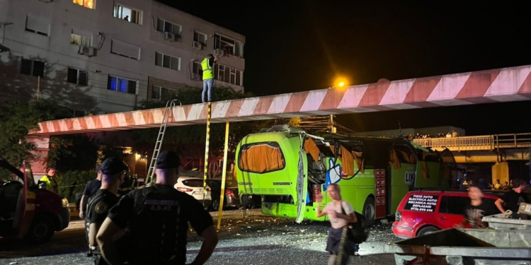 В Румунії автобус с українцями потрапив в ДТП – обмежувачем висоту йому знесло дах (ФОТО)