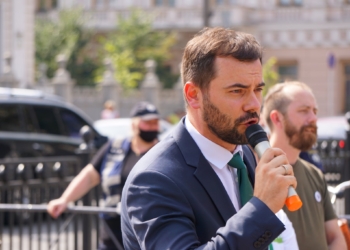 “Нас або свої військові розстріляють, або ми не зможемо тут жити”, – одкровення “слуг” про корупцію у фракції
