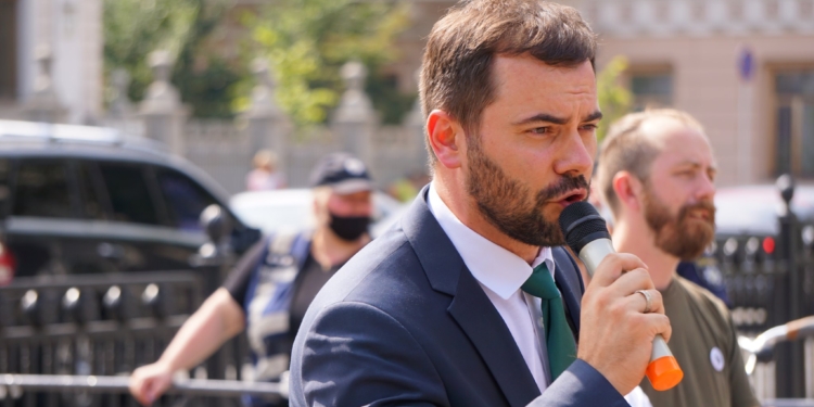 “Нас або свої військові розстріляють, або ми не зможемо тут жити”, – одкровення “слуг” про корупцію у фракції