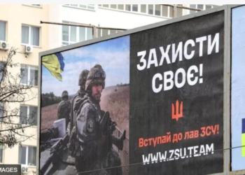 Українці дають хабарі та сидять по домівках, щоб уникнути мобілізації, – Guardian
