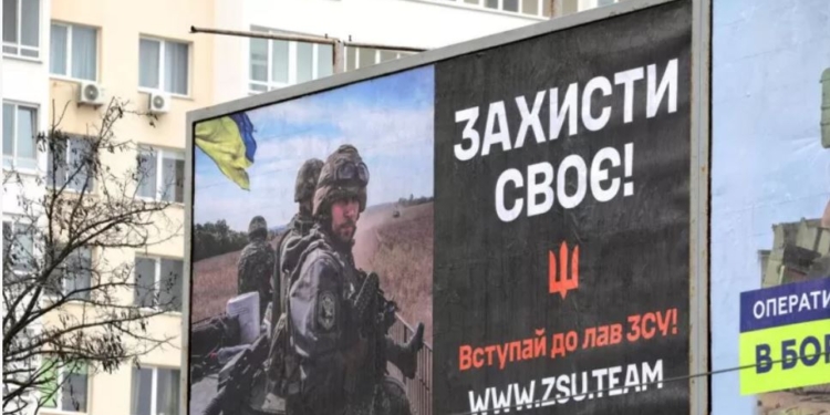 Українці дають хабарі та сидять по домівках, щоб уникнути мобілізації, – Guardian