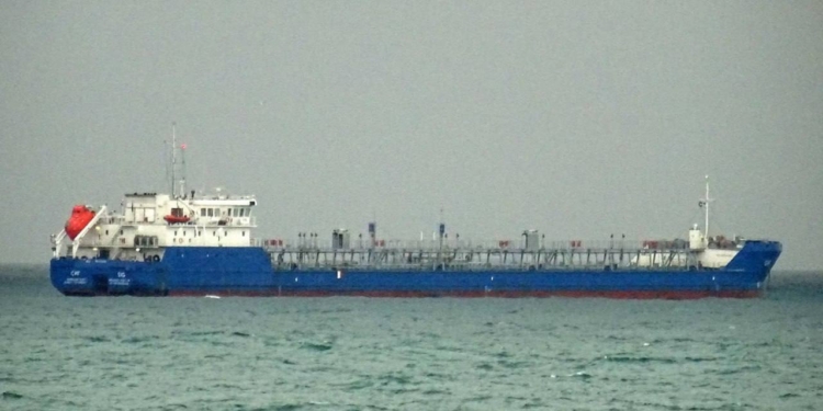 В районі Керченського мосту підбито російський танкер. Шкода, що порожній (ФОТО)