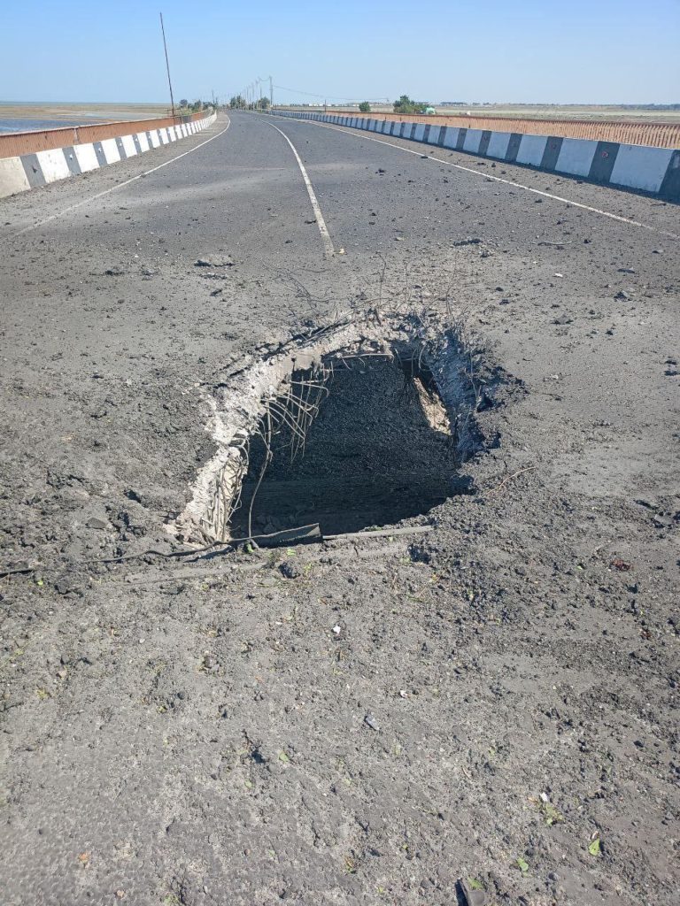 ЗСУ вдарили по Чонгарському мосту і через протоку Тонку в Генічеську (ФОТО) 8