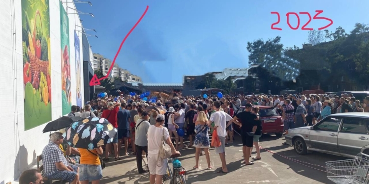 Окупанти в Маріуполі влаштували пункт роздачі гуманітарки – там, де рік назад складали трупи (ФОТО)