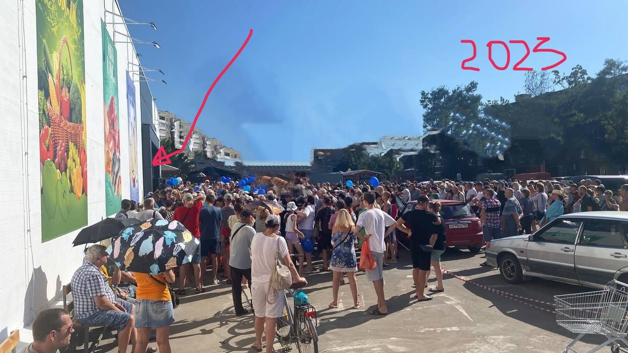 Окупанти в Маріуполі влаштували пункт роздачі гуманітарки – там, де рік назад складали трупи (ФОТО)