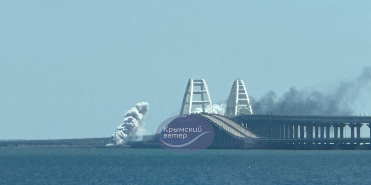 Щось знову відбувається на Кримському мосту – рух зупинено, всюди дим (ФОТО, ВІДЕО)