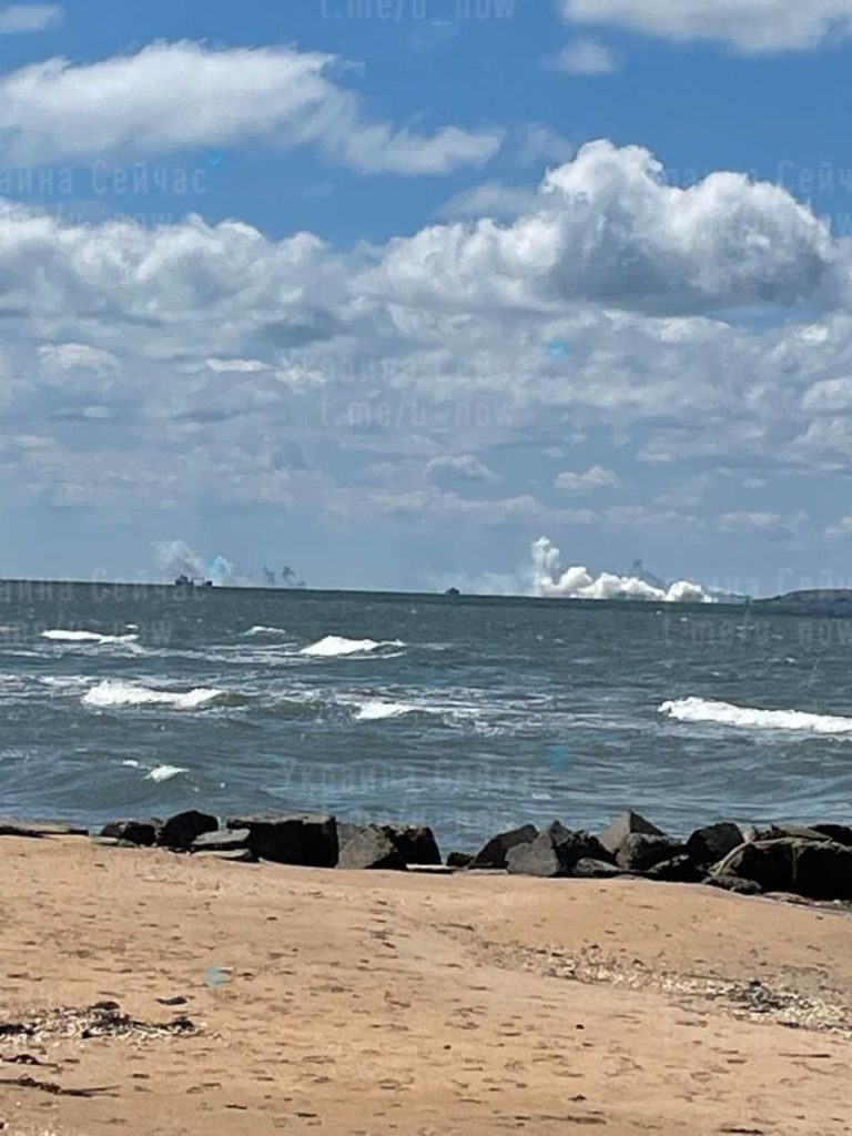 Щось знову відбувається на Кримському мосту - рух зупинено, всюди дим (ФОТО, ВІДЕО) 4