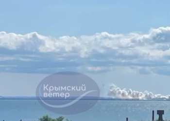 В Керчі знову вибухи, Кримський міст в диму (ФОТО)
