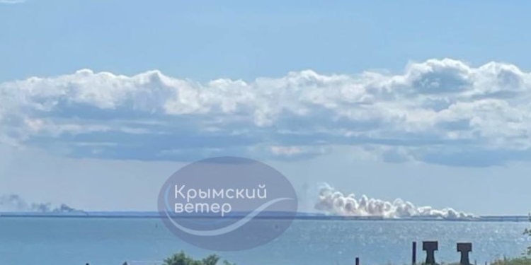 В Керчі знову вибухи, Кримський міст в диму (ФОТО)