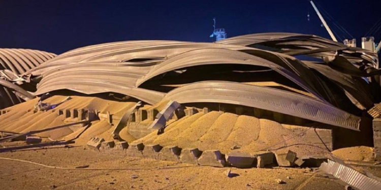 Нічна атака на Одещину – зруйновані ангари з зерном (ФОТО)