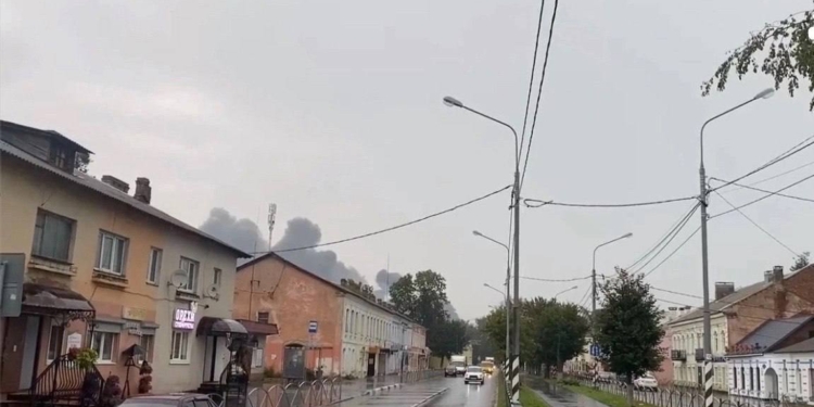 Невідомий дрон атакував військовий аеродром Сольци в РФ – там базуються Ту-22м3. Тепер мінімум на 1 літак менше (ФОТО)