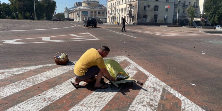 Внаслідок ракетного удару по Чернігову 5 загиблих, щонайменше 42 поранених (ФОТО, ВІДЕО)