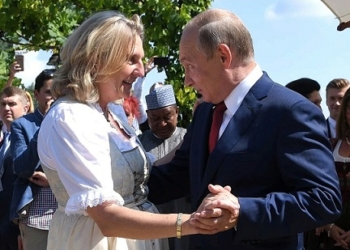 Колишня очільниця МЗС Австрії, на весіллі якої танцював Путін, оселилася в дєрєвнє під Рязанню (ФОТО, ВІДЕО)