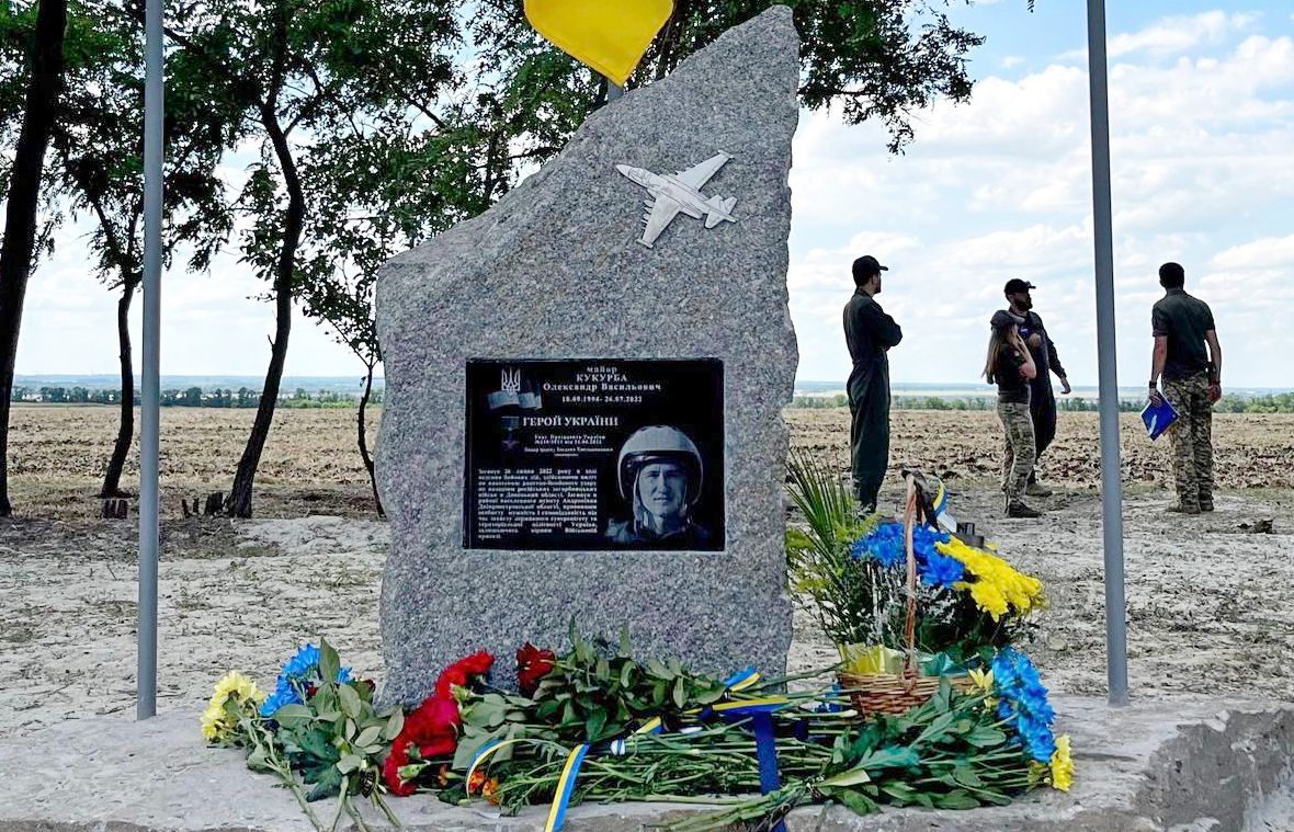 На Дніпропетровщині відкрили пам’ятник загиблому пілоту 299-ої миколаївської авіабригади Олександру Кукурбі (ФОТО)