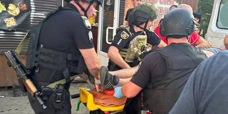 В МВС уточнили інформацію щодо наслідків російського удару по Запоріжжю: двоє загиблих і семеро поранених (ФОТО)