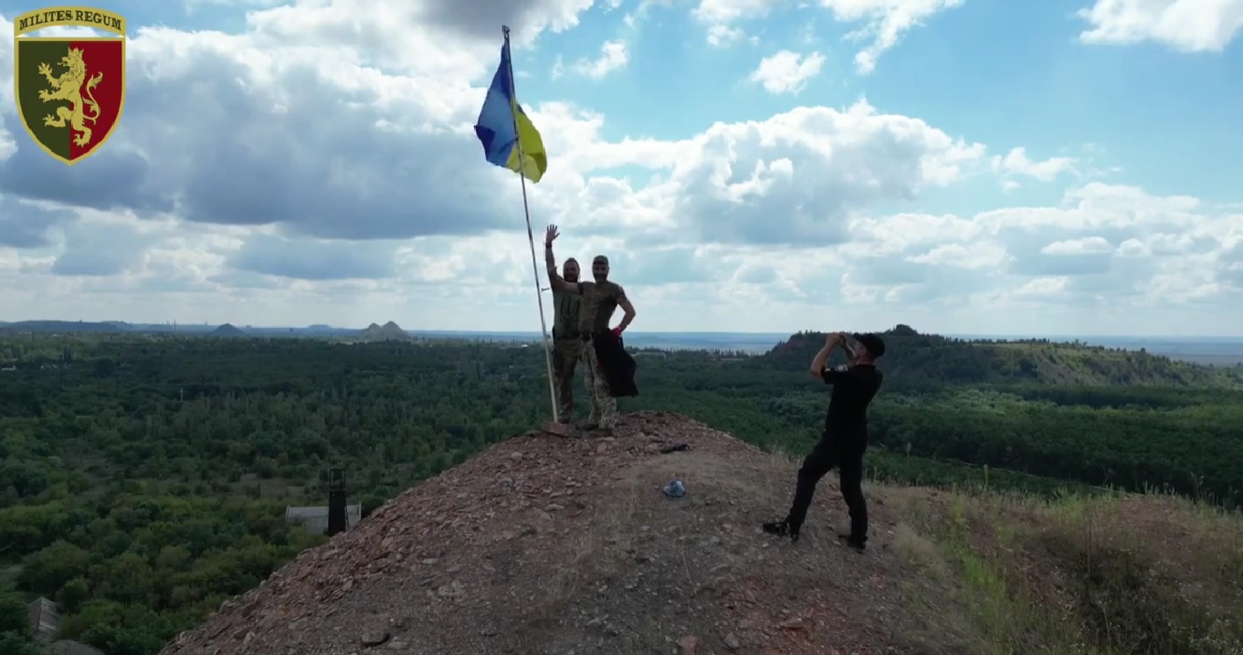 Це все Україна: на одному з териконів поблизу Горлівки піднято Державний Прапор України (ВІДЕО)