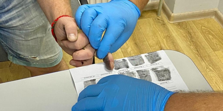 На Миколаївщині затримали двох братів-близнюків з Одещини, які вивезли в ліс та намагались «вибити» з чоловіка гроші та цінності (ВІДЕО)