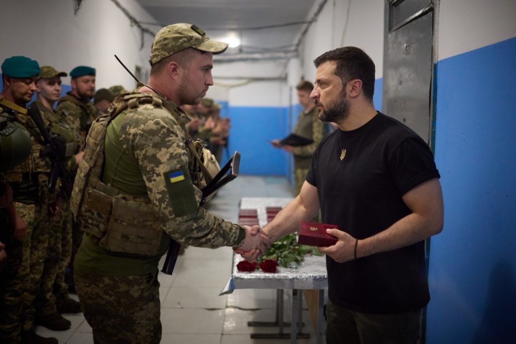 Зеленський нагородив українських військових, які відзначилися в боях за Україну у складі ОТУ «Донецьк». Серед нагороджених – і командир миколаївських морпіхів (ФОТО) 20