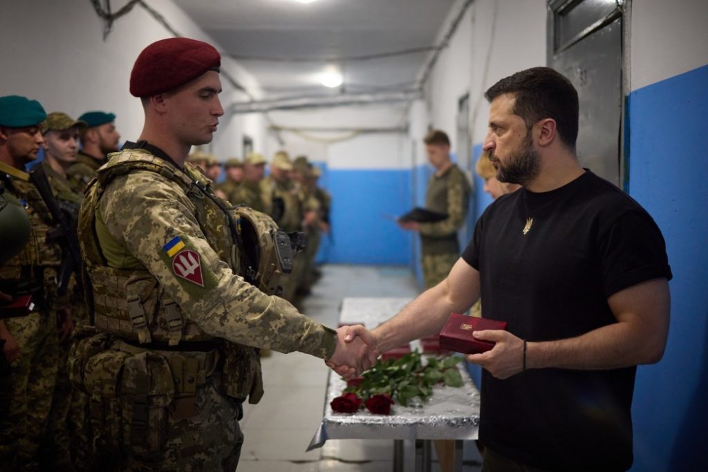 Зеленський нагородив українських військових, які відзначилися в боях за Україну у складі ОТУ «Донецьк». Серед нагороджених – і командир миколаївських морпіхів (ФОТО) 24