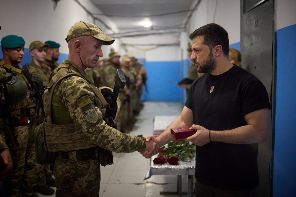 Зеленський нагородив українських військових, які відзначилися в боях за Україну у складі ОТУ «Донецьк». Серед нагороджених – і командир миколаївських морпіхів (ФОТО) 26