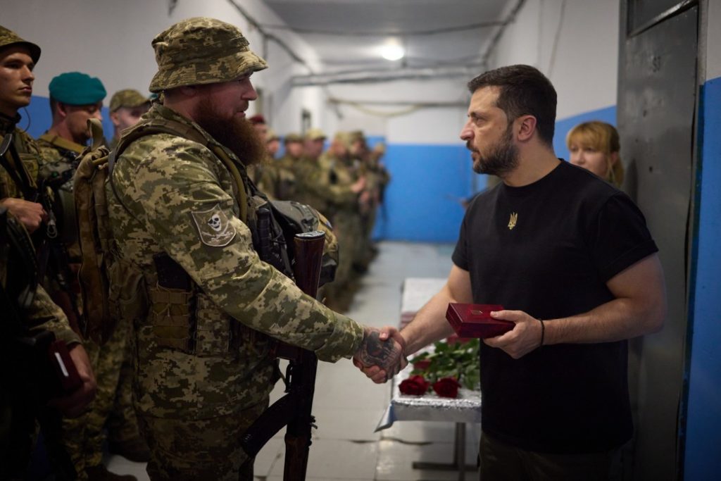 Зеленський нагородив українських військових, які відзначилися в боях за Україну у складі ОТУ «Донецьк». Серед нагороджених – і командир миколаївських морпіхів (ФОТО) 30