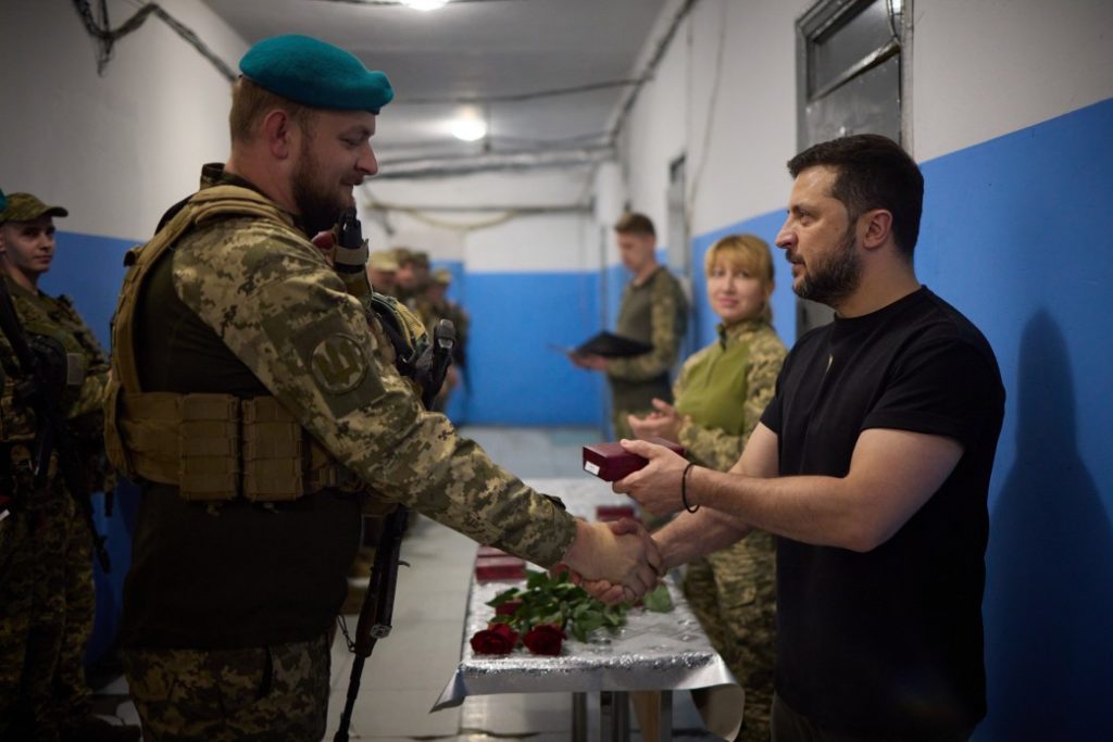 Зеленський нагородив українських військових, які відзначилися в боях за Україну у складі ОТУ «Донецьк». Серед нагороджених – і командир миколаївських морпіхів (ФОТО) 32