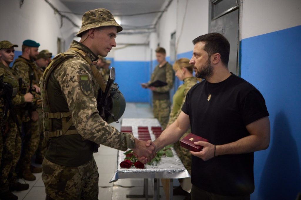 Зеленський нагородив українських військових, які відзначилися в боях за Україну у складі ОТУ «Донецьк». Серед нагороджених – і командир миколаївських морпіхів (ФОТО) 34