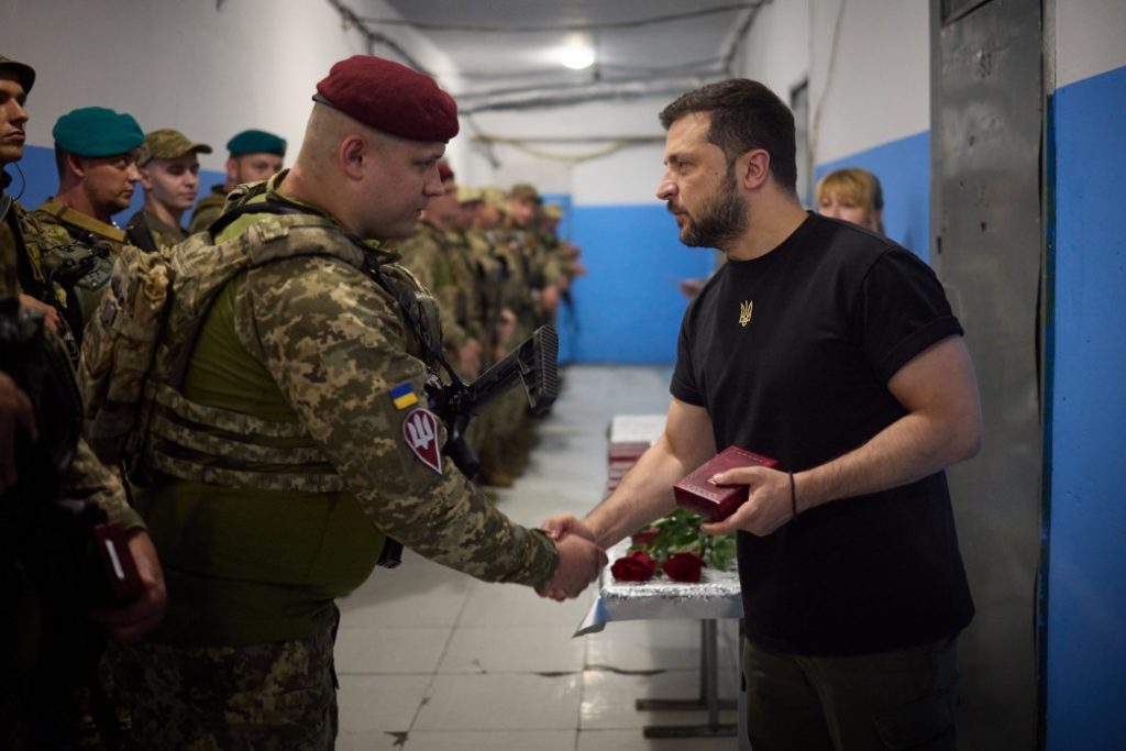 Зеленський нагородив українських військових, які відзначилися в боях за Україну у складі ОТУ «Донецьк». Серед нагороджених – і командир миколаївських морпіхів (ФОТО) 36