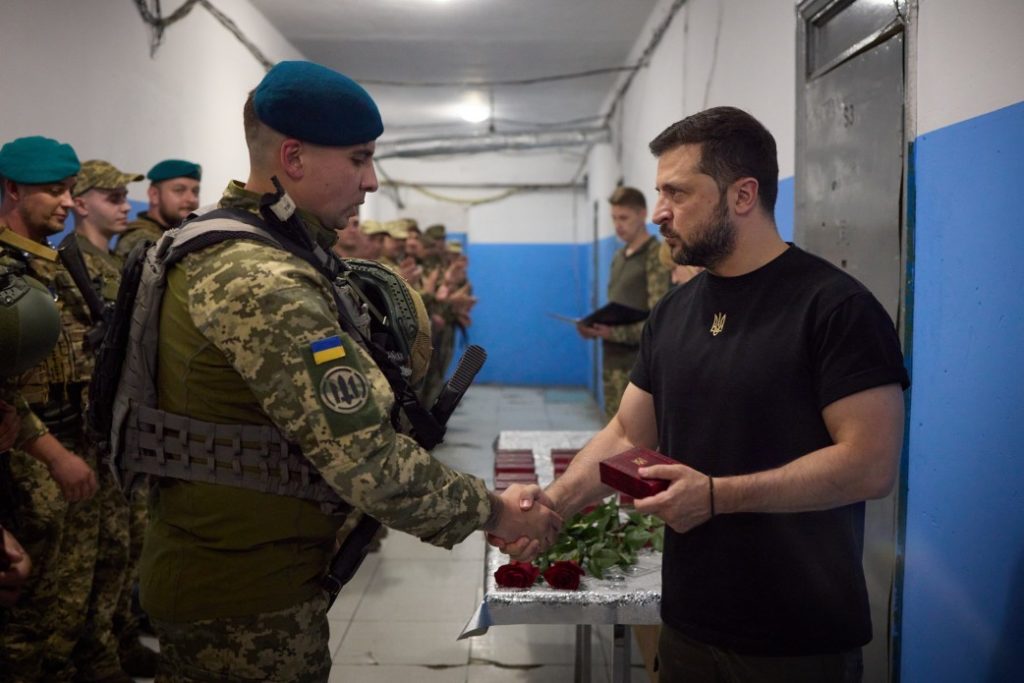 Зеленський нагородив українських військових, які відзначилися в боях за Україну у складі ОТУ «Донецьк». Серед нагороджених – і командир миколаївських морпіхів (ФОТО) 38