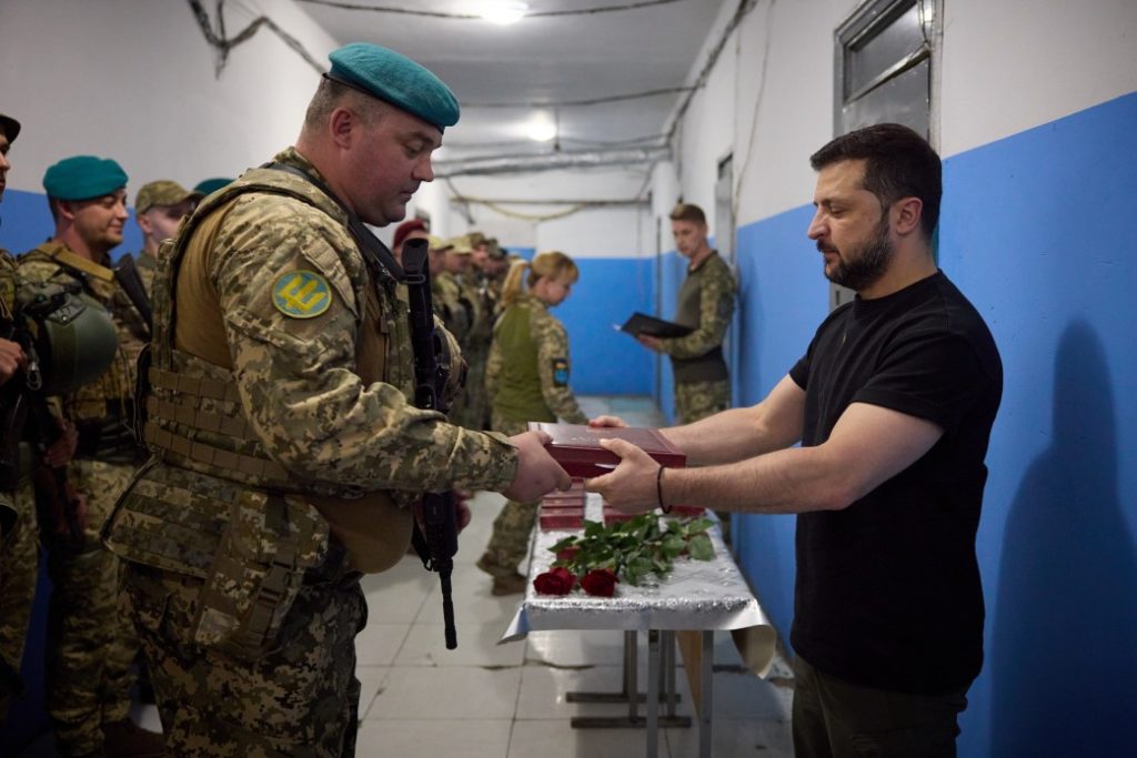 Зеленський нагородив українських військових, які відзначилися в боях за Україну у складі ОТУ «Донецьк». Серед нагороджених – і командир миколаївських морпіхів (ФОТО) 4