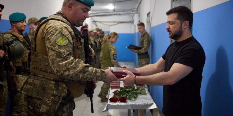 Зеленський нагородив українських військових, які відзначилися в боях за Україну у складі ОТУ «Донецьк». Серед нагороджених – і командир миколаївських морпіхів (ФОТО)