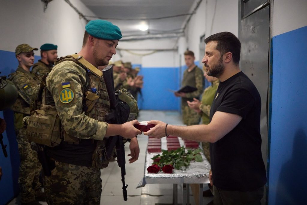 Зеленський нагородив українських військових, які відзначилися в боях за Україну у складі ОТУ «Донецьк». Серед нагороджених – і командир миколаївських морпіхів (ФОТО) 40