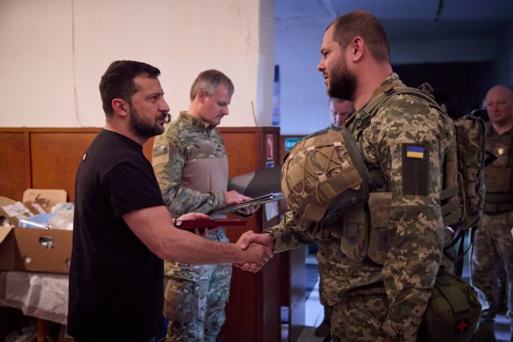 Зеленський нагородив українських військових, які відзначилися в боях за Україну у складі ОТУ «Донецьк». Серед нагороджених – і командир миколаївських морпіхів (ФОТО) 42