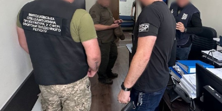 У Миколаєві командир батальйону більше року відправляв військовослужбовців на охорону приватного об’єкту, а зарплата їм «капала» за місцем служби