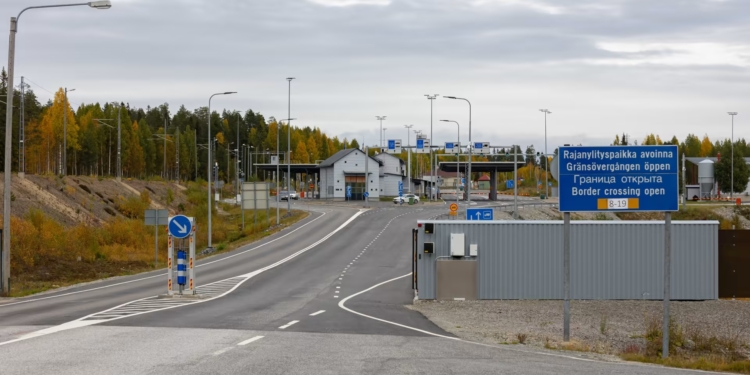 Російські туристи все ще можуть в’їжджати до Фінляндії на автомобілях попри рекомендації Єврокомісії