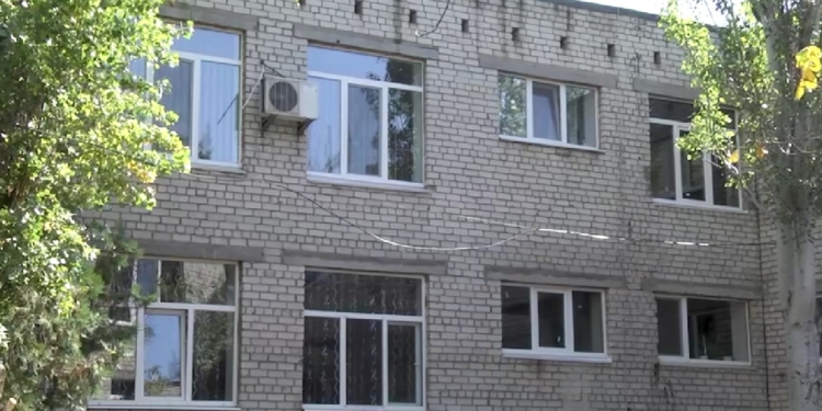 У Миколаєві відновлюють вікна і двері у 9 навчальних закладах, які постраждали від російських обстрілів (ВІДЕО)