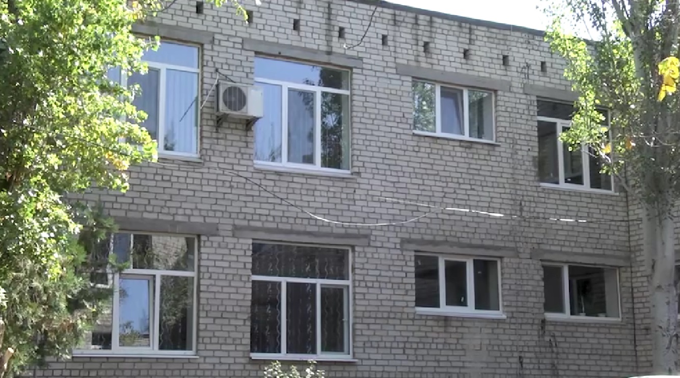 У Миколаєві відновлюють вікна і двері у 9 навчальних закладах, які постраждали від російських обстрілів (ВІДЕО)