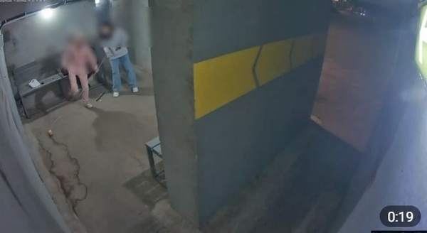 У Миколаєві патрульні розшукали підлітків, які пошкодили комунальне майно на зупинці-укритті (ВІДЕО)