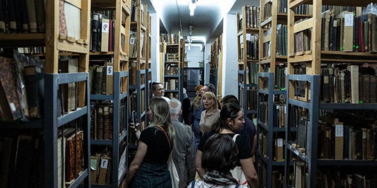 «Закритий фонд», таємничі підвали та колекція стародруків: містянам провели екскурсію за лаштунки головної бібліотеки Миколаєва (ФОТО)