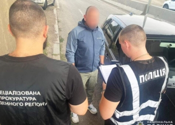 $4,5 тис. за зняття із військового обліку – миколаївські поліцейські затримали посередника та керівника одного з ТЦК Херсону на хабарі (ФОТО)