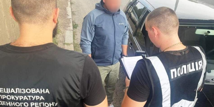 $4,5 тис. за зняття із військового обліку – миколаївські поліцейські затримали посередника та керівника одного з ТЦК Херсону на хабарі (ФОТО)