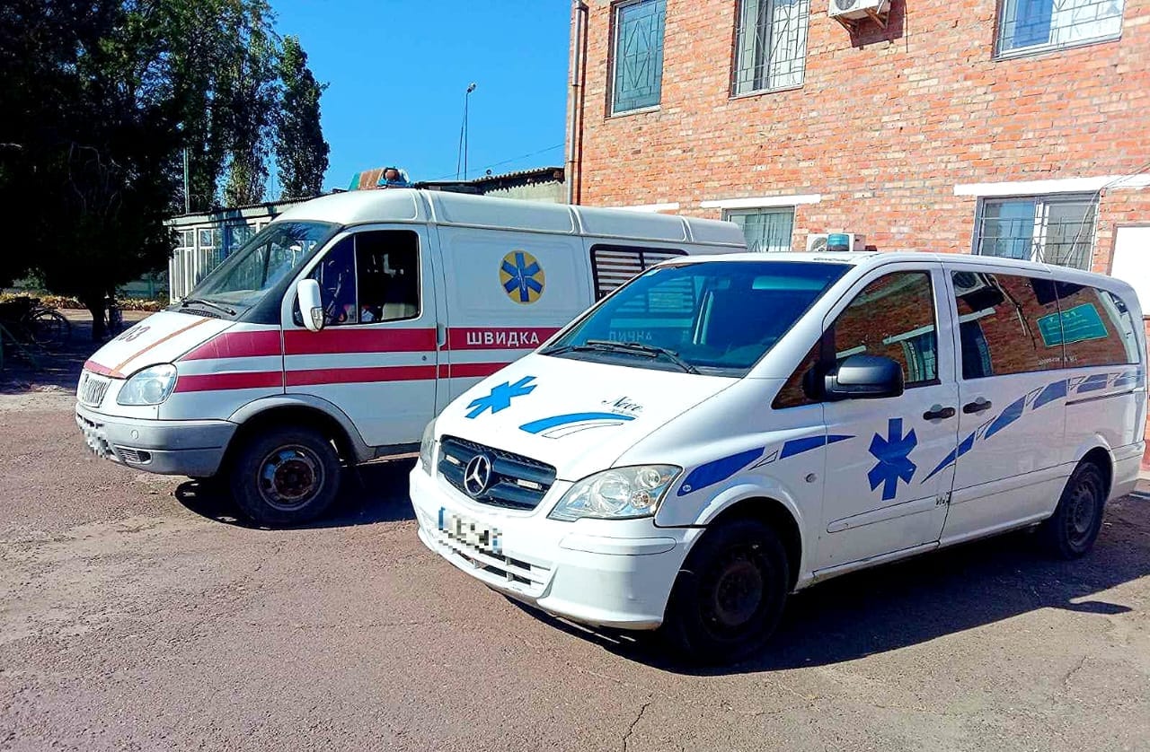 Миколаївська ЛШМД «поділилась» зі Снігурівською колонією автомобілями швидкої допомоги