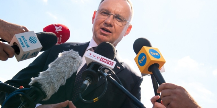 «Транзит українського зерна через Польщу триває. Але ми не хочемо, щоб воно заполонило польський ринок» – Анджей Дуда