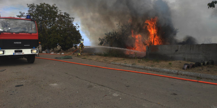 Очаківські вогнеборці ліквідували пожежу, спричинену ворожим обстрілом (ФОТО, ВІДЕО)