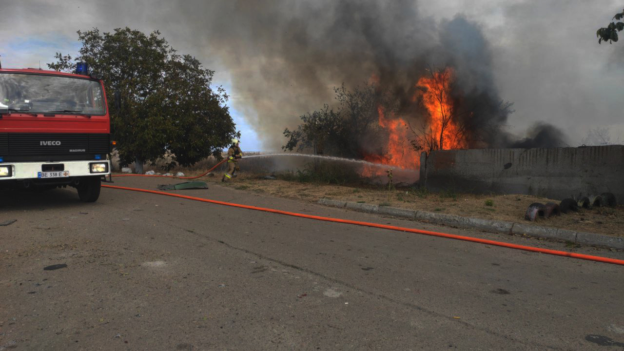 Очаківські вогнеборці ліквідували пожежу, спричинену ворожим обстрілом (ФОТО, ВІДЕО)