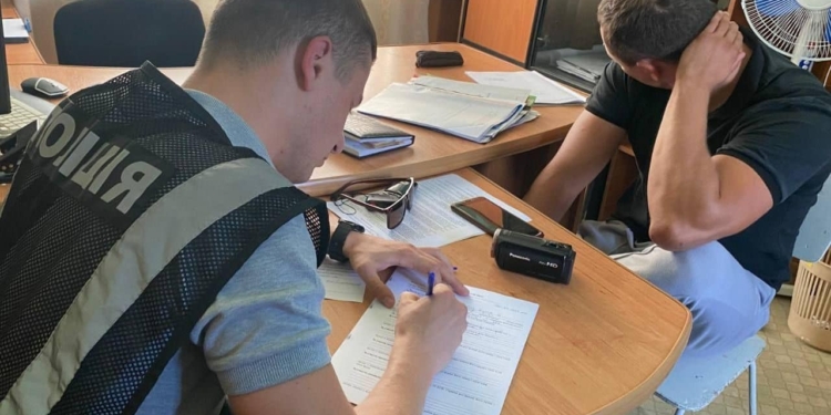 На Миколаївщині пісчаний браконьєр пропонував поліцейському 20 тис.грн. хабаря – хотів повернути заарештовану вантажівку (ФОТО)