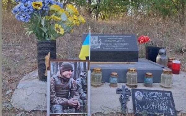 У Вознесенську на Миколаївщині невідомі скоїли наругу над могилою загиблого на війні військовослужбовця – поліція шукає вандалів