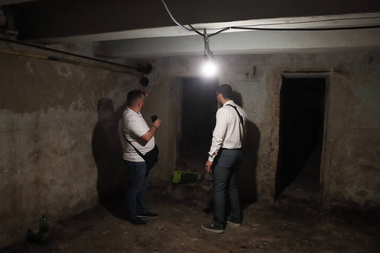 На другий рік повномасштабної війни у Миколаєві вирішили почати ремонти найпростіших укриттів в підвалах будинків (ФОТО) 15