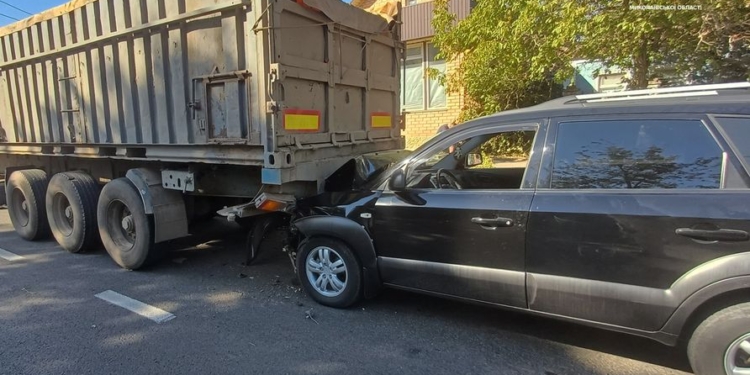 У Миколаєві патрульні затримали водія, який скоїв ДТП, – з явними ознаками алкогольного сп’яніння і пляшкою біля свого сидіння (ФОТО)